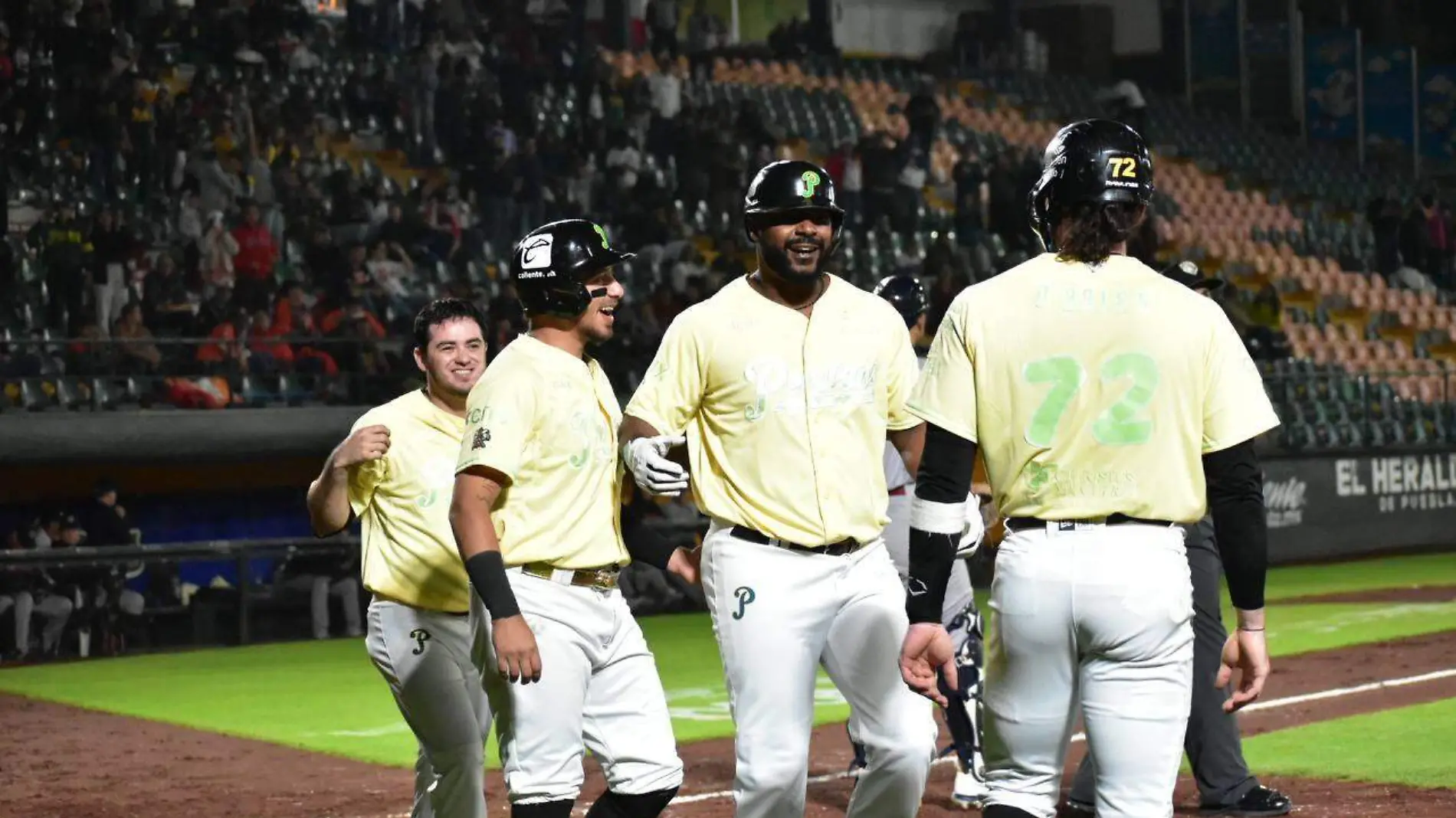 Jugadores Pericos de Puebla en el Estadio Serdan